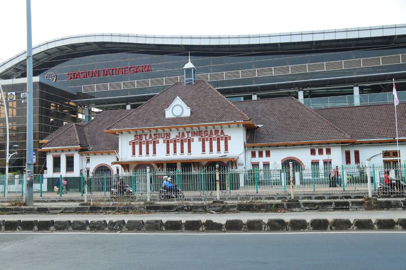 PT KAI mengatur pola operasi KA jarak jauh keberangkatan dari Stasiun Gambir dengan akan diberhentikan di Stasiun Jatinegara meski tadinya tak berhenti di sana. (dok KAI)