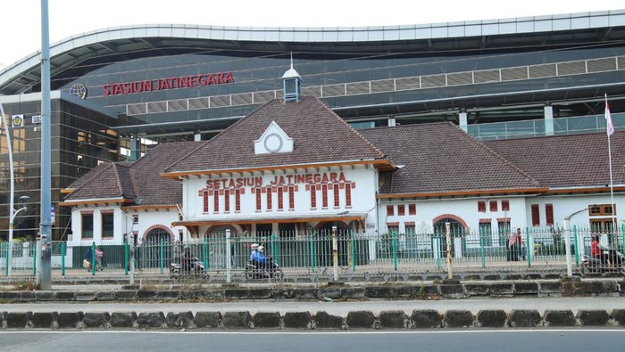 Sejumlah stasiun kereta api di Jakarta yang dipercantik.