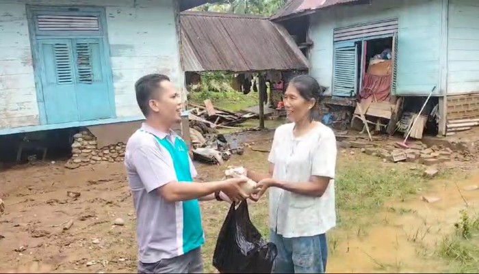 Relawan Andre Bagi Nasi