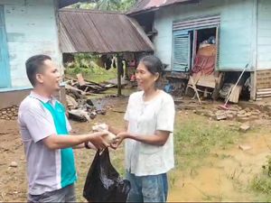 Andre Rosiade Kirim 750 Nasi Bungkus ke Korban Banjir Balai Selasa Pessel