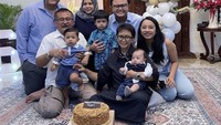 Foto satu ini merupakan momen Retno Marsudi merayakan ulang tahunnya 2 tahun lalu. Ia mendapatkan kejutan berupa kue nougat. Foto: Instagram