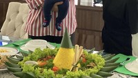 Retno dan sang suami, Agus Marsudi saat merayakan hari pernikahan mereka. Perayaan itu dimeriahkan oleh hadirnya nasi tumpeng. Foto: Instagram