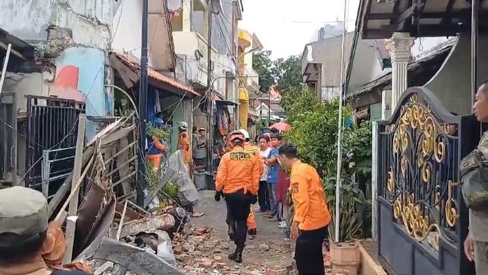 Rumah di Kembang Kuning Surabaya runtuh diterjang angin kencang