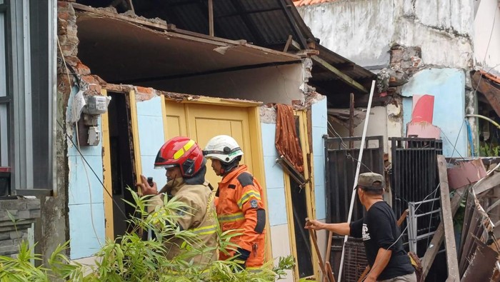 Rumah runtuh di Kembang Kuning Surabaya usai diterjang angin