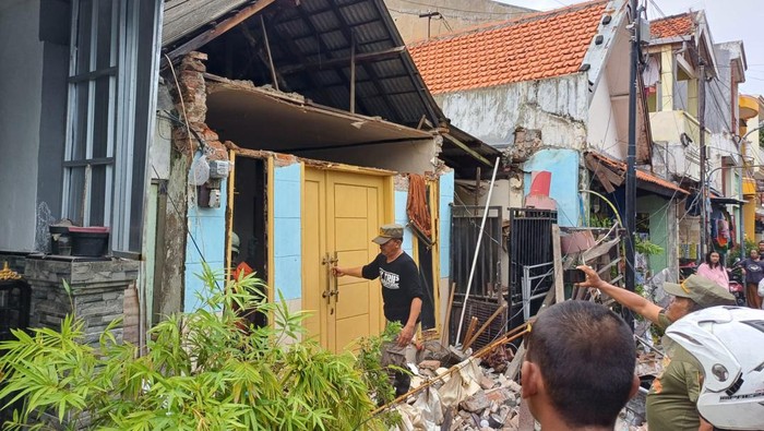 Rumah runtuh di Kembang Kuning Surabaya usai diterjang angin