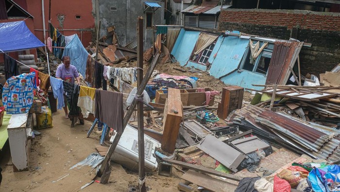 Seorang warga melintas di samping rumahnya yang rusak terdampak banjir bandang di Kelurahan Sanua, Kendari, Sulawesi Tenggara, Sabtu (9/3/2024). Pemerintah setempat mencatat rumah rusak berat akibat luapan air kali Lasolo pada Rabu (6/3/2024) sebanyak 5 unit rumah. ANTARAFOTO/Andry Denisah/YU/aww.