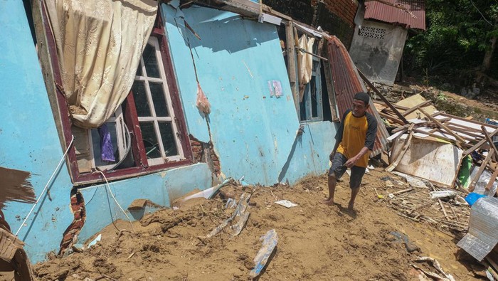 Seorang warga melintas di samping rumahnya yang rusak terdampak banjir bandang di Kelurahan Sanua, Kendari, Sulawesi Tenggara, Sabtu (9/3/2024). Pemerintah setempat mencatat rumah rusak berat akibat luapan air kali Lasolo pada Rabu (6/3/2024) sebanyak 5 unit rumah. ANTARAFOTO/Andry Denisah/YU/aww.