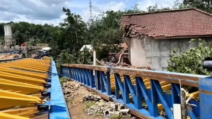 Rumah warga yang rusak akibat tertimpa crane flyover Bantaian Muara Enim.
