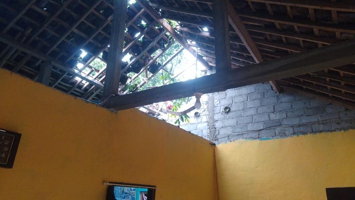 Sejumlah pohon tumbang dampak hujan disertai angin kencang di Sleman, Sabtu (9/3/2024). Petugas dan relawan melakukan penanganan di Soprayan, Kalurahan Girikerto, Kapanewon Turi.