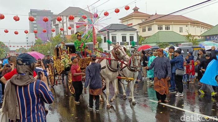 Suasana kirab Dugderan di Balai Kota Semarang, Sabtu (9/3/2024).