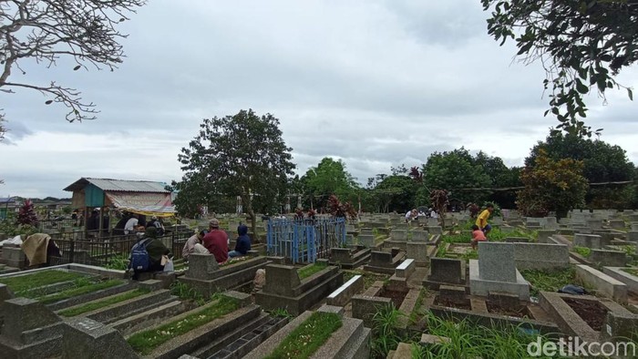 Suasana ziarah makam menjelang Ramadan di TPU Sinaraga, Kota Bandung