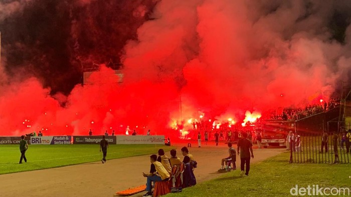 Suporter menyalakan flare saat laga final leg 2 Liga 2 Semen Padang Vs PSBS Biak.
