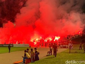 Final Liga 2 Semen Padang Vs PSBS Ricuh, Suporter Bakar Flare-Masuk Lapangan