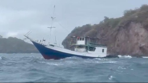 Tangkapan layar kapal barang terombang-ambing sebelum tenggelam di perairan Labuan Bajo, Sabtu (9/3/2024). (Istimewa)