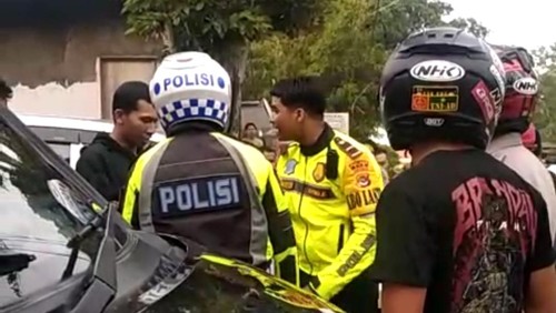 Tangkapan layar KBO Polres TTS Ipda Muhamad Hibban Yanshasdi (tengah tanpa helm) saat membentak Pratu Jimartis Tenis (jaket hitam) di ruas jalan raya Kota Soe, TTS, NTT. (Istimewa)