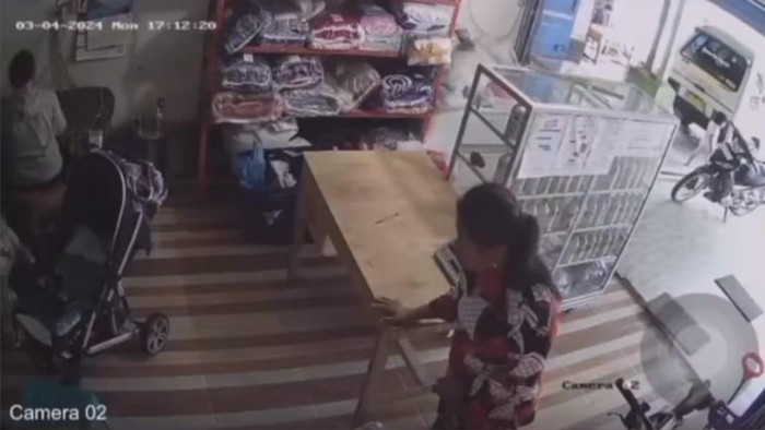 Tangkapan layar video wanita yang meminta uang sambil membawa sajam di Taput. (Foto: @taputinfo/Instagram)