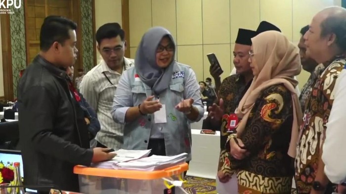 Tangkapan layar Youtube saat KPU Jatim menerima rekapan KPU Sidoarjo
