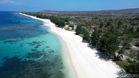 Sumba, Indonesia, berada di urutan ke-8 dengan pesonanya yang tenang dan eksotis. Tak seperti Bali, pulau ini menawarkan lanskap alam yang masih perawan: savana luas, pantai sepi, dan desa adat dengan rumah-rumah beratap tinggi. Banyak wisatawan datang ke sini untuk mencari pelarian mewah yang tenang dan privat. (Agung Pambudhy/detikcom)
