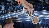 Hal ini juga bisa terlihat dari motif kain tenun yang beragam dan menggambarkan kehidupan masyarakat Sumba. Tenun Sumba dibuat dengan cara traditional. Setiap kain tenun Sumba sarat dengan filosofi. Hal ini terlihat dari motif kain tenun yang beragam dan menggambarkan kehidupan masyarakat Sumba.