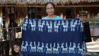 Sebelum dikenalnya mata uang, kain tenun Sumba turut dimanfaatkan sebagai alat untuk barter. Sebab pada masa itu, setiap orang Sumba harus memiliki kain tenun. Barternya pun biasanya dengan sejumlah hewan ternak seperti kuda, sapi, hingga kerbau.