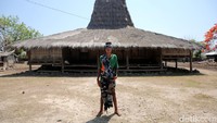 Salah satu tempat dimana kita masih bisa melihat masyarakat mempertahankan tradisi Sumba Timur yaitu Kampung Adat Kampung Raja Prailiu dan Kampung Adat Padadita.