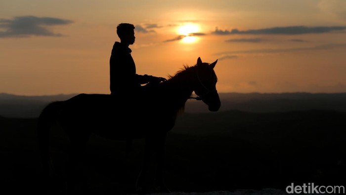 Terhipnotis Eksotisme Alam Sumba Timur, Bikin Nggak Mau Pulang Pulau Sumba, sebuah pulau di Provinsi Nusa Tenggara Timur, Indonesia yang luas wilayahnya 10.710 kmΒ². Kota terbesar di Pulau Sumba adalah adalah Waingapu, ibu kota Kabupaten Sumba Timur.