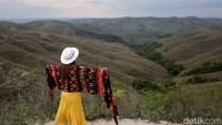 Wisata alam di Sumba Timur didominasi perbukitan savana dan pantai berpasir putih yang indah. Salah satu perbukitan yang paling ekostis di Sumba Timur adalah Bukit Warinding sedangkan untuk pantainya yaitu Pantai Puru Kambera dan Pantai Walakiri dengan fenomena Dancing Tree. Bukit Warinding berada di bagian Timur Sumba, tepatnya di Desa Pambota Jara, Kecamatan Pandawai atau sekitar 25 kilometer dari Kota Waingapu. Bukit Warinding kala menawarkan pemandangan alam yang indah dengan hamparan savana.