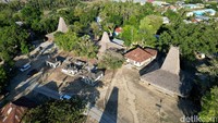Kampung Adat Raja Prailiu dan Kampung Adat Padadita masih mempertahankan rumah-rumah adat yang diistilahkan sebagai Uma Mbatang atau Uma Hori. Rumah dengan atap berbentuk menara itu terbuat dari bahan alami seperti kayu, bambu, dan ilalang. Rumah-rumah adat ini terdiri dari tiga bagian. Bagian bawah tanah diartikan sebagai rumah orang mati, bagian tengah sebagai rumah untuk hidup, dan atap sebagai rumah para dewa.