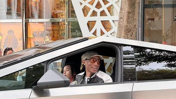 Pharrell Williams menyerah dan parkir di jalan setelah mencoba dan gagal memarkirkan Cybertruck-nya secara paralel di luar toko Louis Vuitton di Miami, Florida. Foto: Daily Mail