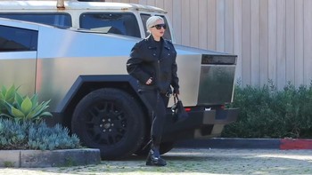Lady Gaga pernah menyanyikan lagu yang liriknya Its good to live expensive, you know it, dan dia sekarang menghayati lagu tersebut setelah terlihat mengendarai Cybertruck di Malibu pada pertengahan Februari bersama pacarnya Michael Polansky. Foto: Daily Mail