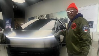 Sutradara film Spike Lee mengecek Cybertruck yang dibelinya pada Desember dan mempostingnya di Instagram. Saya memesan (mobil) ini dua tahun lalu, tulisnya. Foto: Tesla