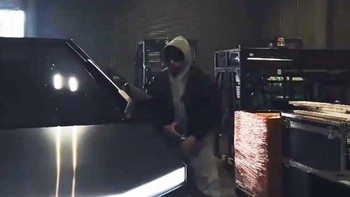 Rapper Bad Bunny menganggap lagu Cybertruck yang diciptakannya benar-benar bersamanya dan akan muncul di konser yang akan digelar di The Delta Center di Salt Lake City. Foto: Daily Mail