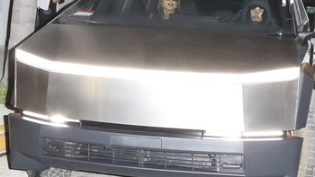 Hailey dan Justin Bieber memamerkan Cybertruck baru mereka saat menghadiri acara di Hollywood minggu lalu. Foto: Daily Mail