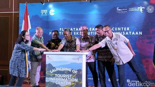 Plt Dirut BPOLBF (ke-4 dari kiri) dan pimpinan sejumlah instansi menekan tombol menandai launching TIC di Labuan Bajo, Jumat (8/32024) malam. (Ambrosius Ardin)