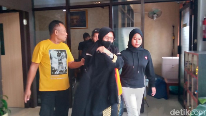 Tim Kejari Klaten menggelandang buron kasus penipuan dan mafia tanah yang tertangkap, Sabtu (9/3/2024).