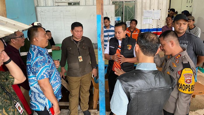 Tim Polda Sumsel dan Polres Muara Enim melakukan pengecekan di lokasi grider flyover ambruk timpa KA Babaranjang.