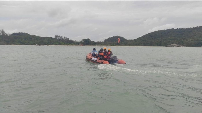 Tim SAR Gabungan melakuan pencarian korban.