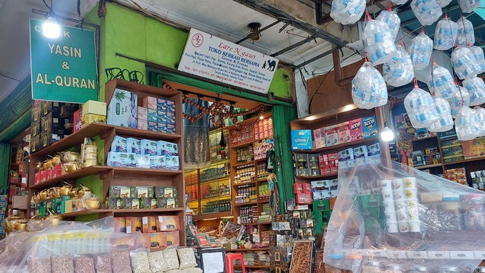 Toko pedagang pusat oleh-oleh haji dan kurma di Tanah Abang, Jakpus