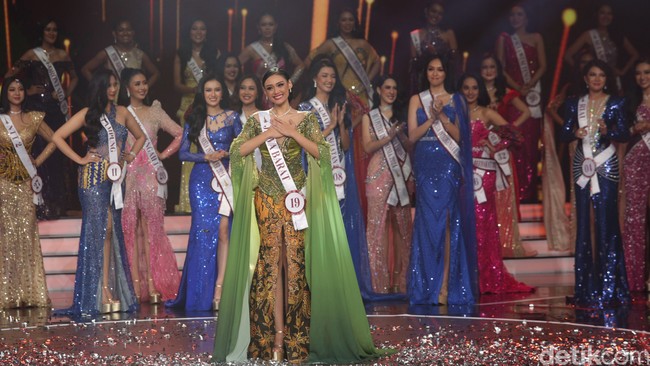 Dari top 4 ini dipilih empat pemenang dengan gelar berbeda-beda. Gelar pemenang utama atau Puteri Indonesia 2024 jatuh kepada Harastha Haifa Zahra asal Jawa Barat. Foto: Rifkianto Nugroho/Detikcom