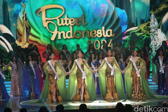Pada babak top 6 Puteri Indonesia, enam finalis mendapatkan pertanyaan dari para juri. Ada pertanyaan tentang IKN, pemberdayaan wanita secara ekonomi hingga makna wanita modern. Berdasarkan jawaban atas pertanyaan juri ini top 6 finalis Puteri Indonesia diseleksi lagi menjadi top 4. Foto: Rifkianto Nugroho/Detikcom