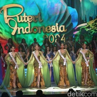 Pada babak top 6 Puteri Indonesia, enam finalis mendapatkan pertanyaan dari para juri. Ada pertanyaan tentang IKN, pemberdayaan wanita secara ekonomi hingga makna wanita modern. Berdasarkan jawaban atas pertanyaan juri ini top 6 finalis Puteri Indonesia diseleksi lagi menjadi top 4. Foto: Rifkianto Nugroho/Detikcom