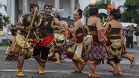 Peserta menampilkan tarian trilogi budaya saat mengikuti tradisi kirab Dugderan di halaman Kantor Balai Kota Semarang, Jawa Tengah, Sabtu (9/3/2024). 