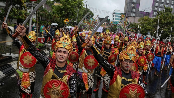 Tradisi kirab Dugderan sambut Ramadhan di Semarang Sejumlah peserta menampilkan tarian trilogi budaya saat mengikuti tradisi kirab Dugderan di halaman Kantor Balai Kota Semarang, Jawa Tengah, Sabtu (9/3/2024). Tradisi kirab Dugderan yang sudah berlangsung sejak 1881 di Semarang tersebut digelar pemerintah kota setempat untuk menyambut datangnya bulan suci Ramadhan 1445 H sekaligus melestarikan dan mengenalkan budaya kearifan lokal serta akulturasi budaya kepada generasi muda. ANTARA FOTO/Makna Zaezar/aww.