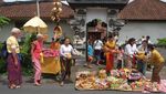 Warga Bali Berebut Uang Saat Tradisi Mesuryak Hari Raya Kuningan