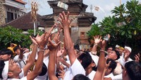 Mesuryak sejatinya bertujuan mengantarkan roh para leluhur yang telah tiada ke sunia loka (dunia gaib). Saat Galungan, para leluhur datang ke rumah atau ke tengah-tengah keluarga besar yang ditinggalkan.