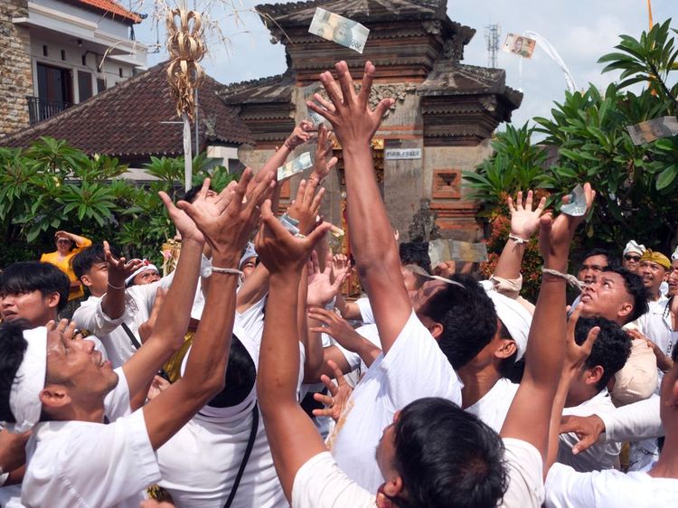 Warga Bali Berebut Uang Saat Tradisi Mesuryak Hari Raya Kuningan