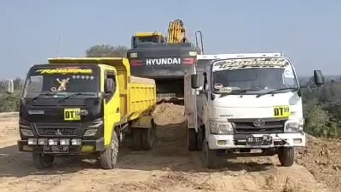 Truk mengangkut material proyek  Jalan Anabanua-Turumpakkae, Kabupaten Wajo. Dokumen Sopir Proyek