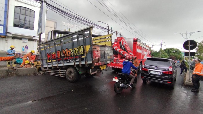 Truk terperosok di Surabaya