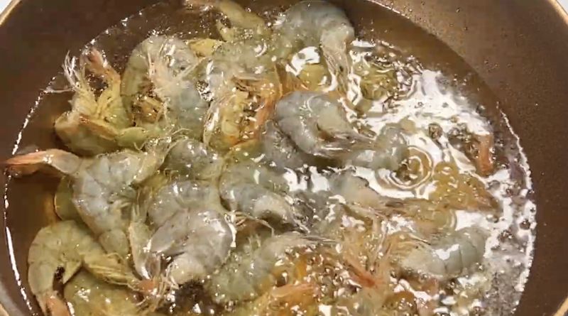 Udang digoreng minyak panas sampai kering dan semua bagian udang terendam.