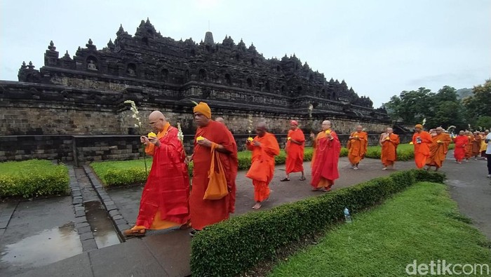Umat Buddha mengikuti Magha Puja di pelataran Candi Borobudur, Magelang, Sabtu (9/3/2024).